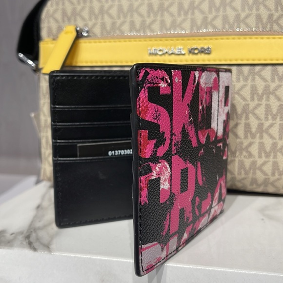 MICHAEL KORS MENS Cooper Graphic Logo Billfold Wallet 
Style# 36F2LCOF1V
CHILI - Picture 10 of 16